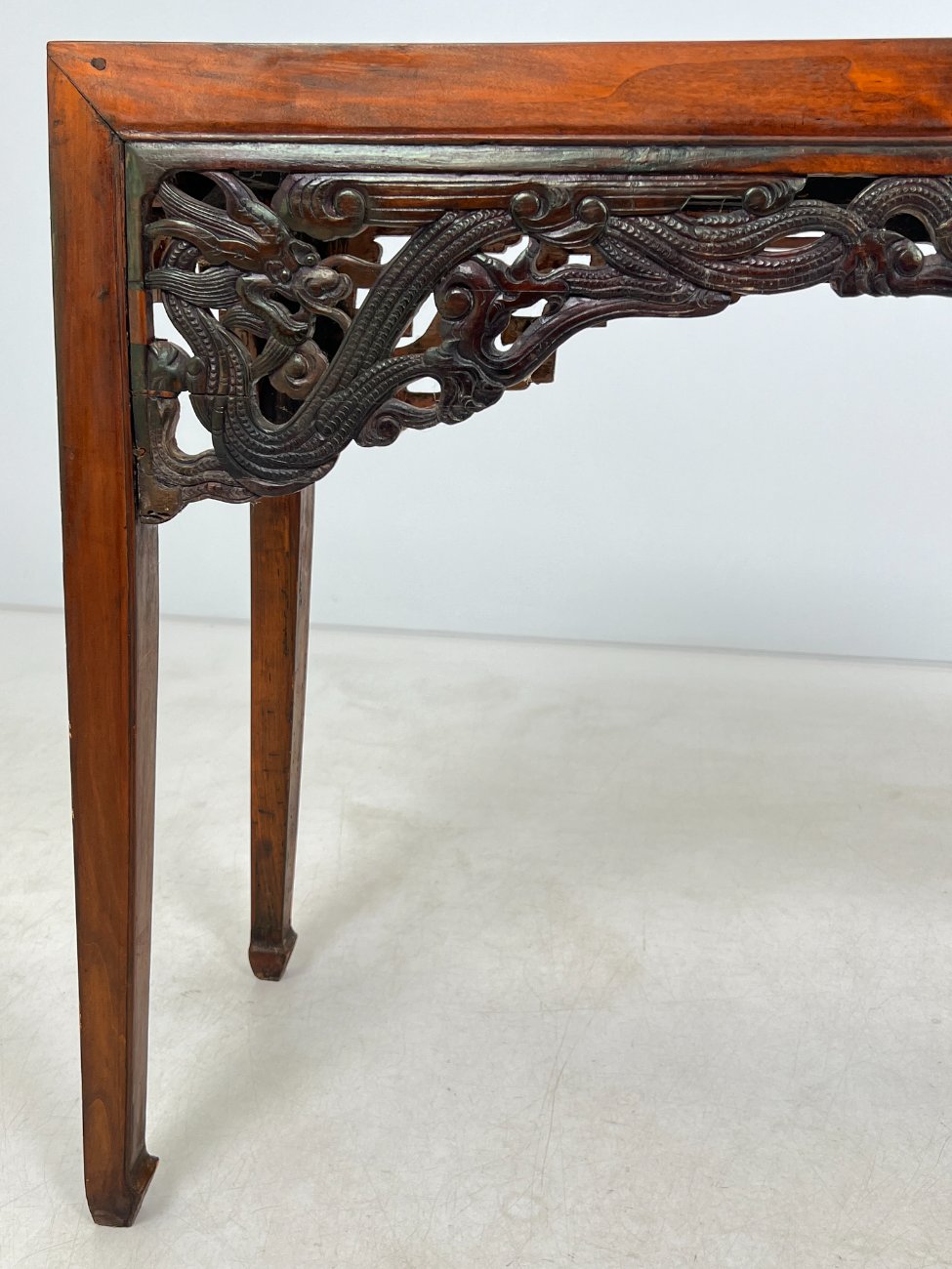 DN0179-stalai-7 Rytietiška medinė drožinėta konsolė 42×128,5×81 cm