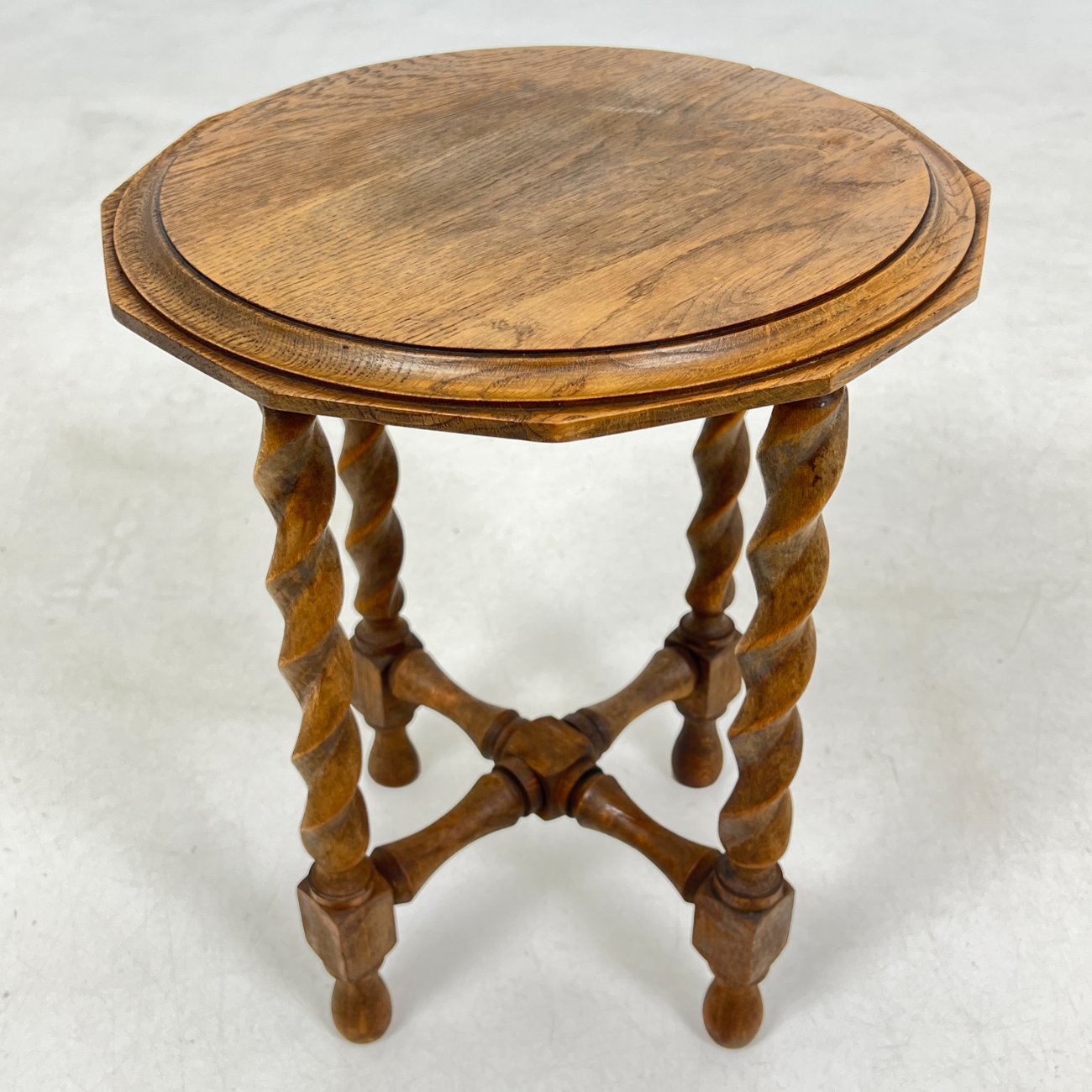 DN0180-stalai-0 Ąžuolinis staliukas keturiomis tekintomis kojomis 36x36x43 cm