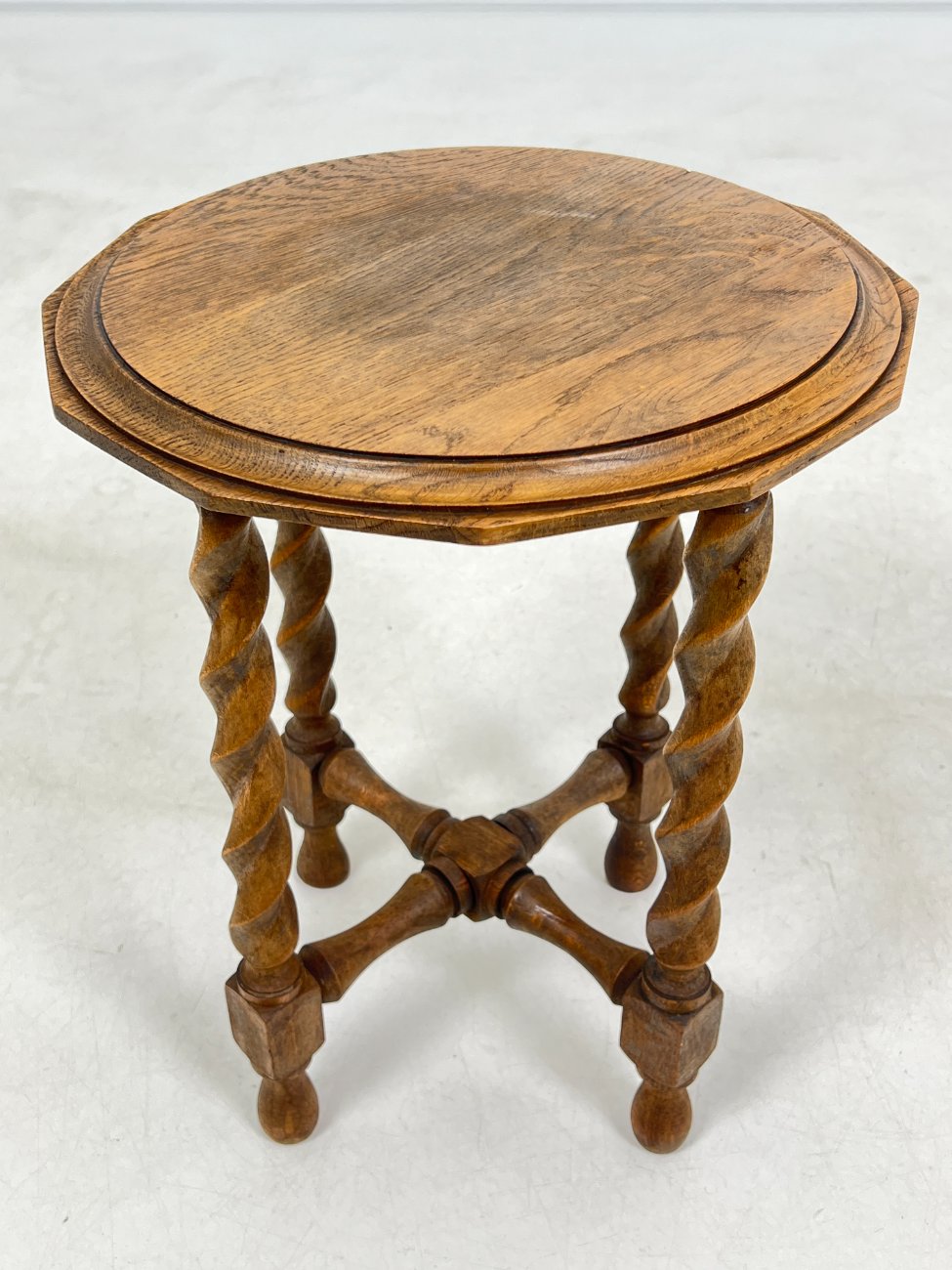 DN0180-stalai-1 Ąžuolinis staliukas keturiomis tekintomis kojomis 36x36x43 cm