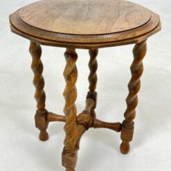 Ąžuolinis staliukas keturiomis tekintomis kojomis 36x36x43 cm