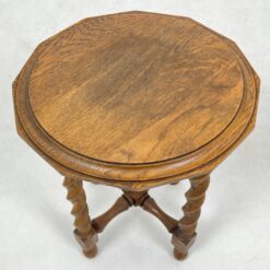 Ąžuolinis staliukas keturiomis tekintomis kojomis 36x36x43 cm