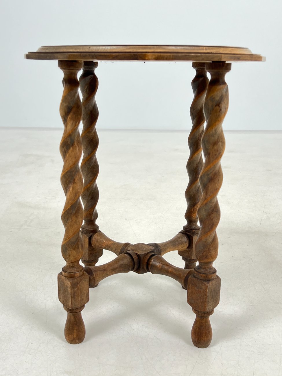 DN0180-stalai-6 Ąžuolinis staliukas keturiomis tekintomis kojomis 36x36x43 cm