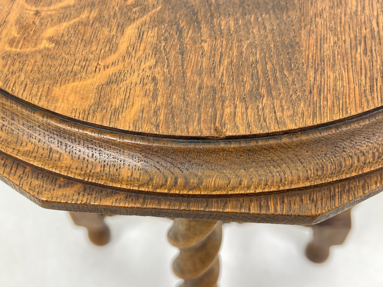 DN0180-stalai-7 Ąžuolinis staliukas keturiomis tekintomis kojomis 36x36x43 cm