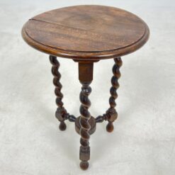 Apvalus ąžuolinis staliukas trijomis tekintomis kojomis 33x32x47,5 cm