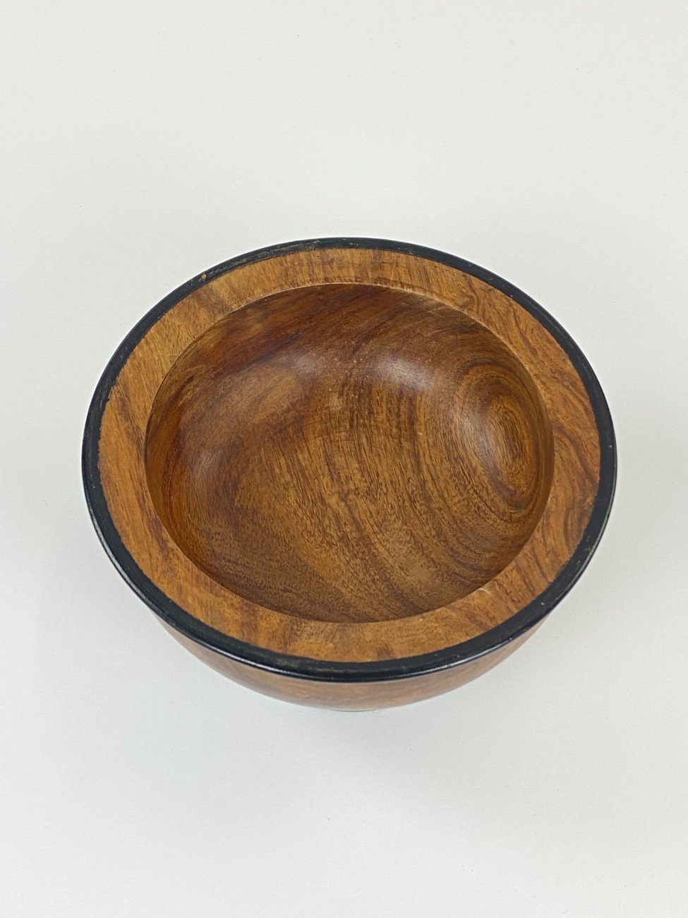 DN0182-kiti-indai-5 Apvalus medinis dubuo juodos spalvos apvadais 20x20x10,5 cm