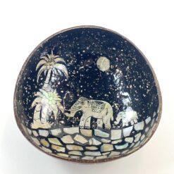 Perlamutru inkrustuotas dubuo iš kokoso kevalo 15,5×15,5×6 cm