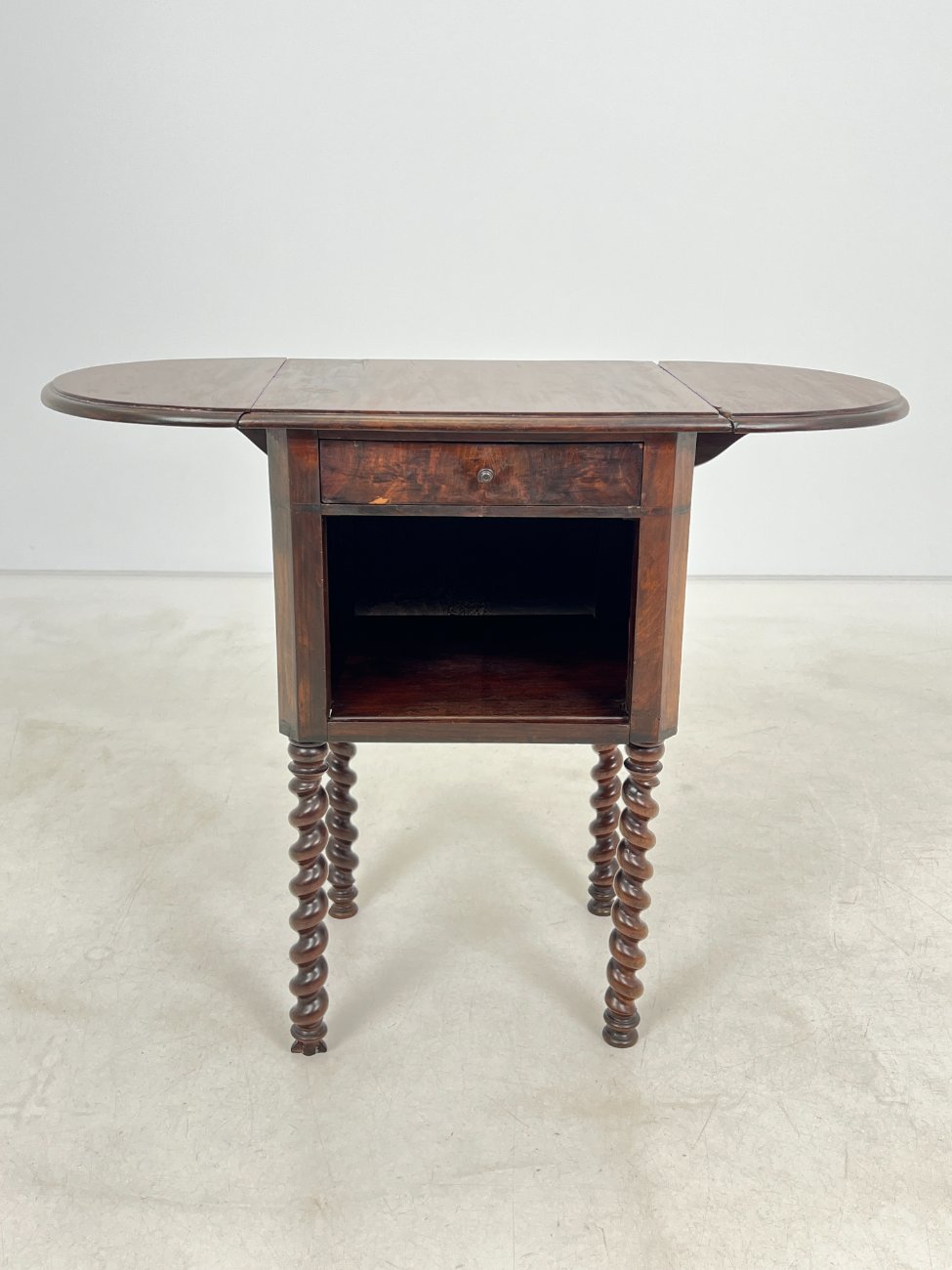 DN0187-spinteles-0 Raudonmedžio spintelė pakeliamais šonais 42×45(+2×23)x71,5 cm