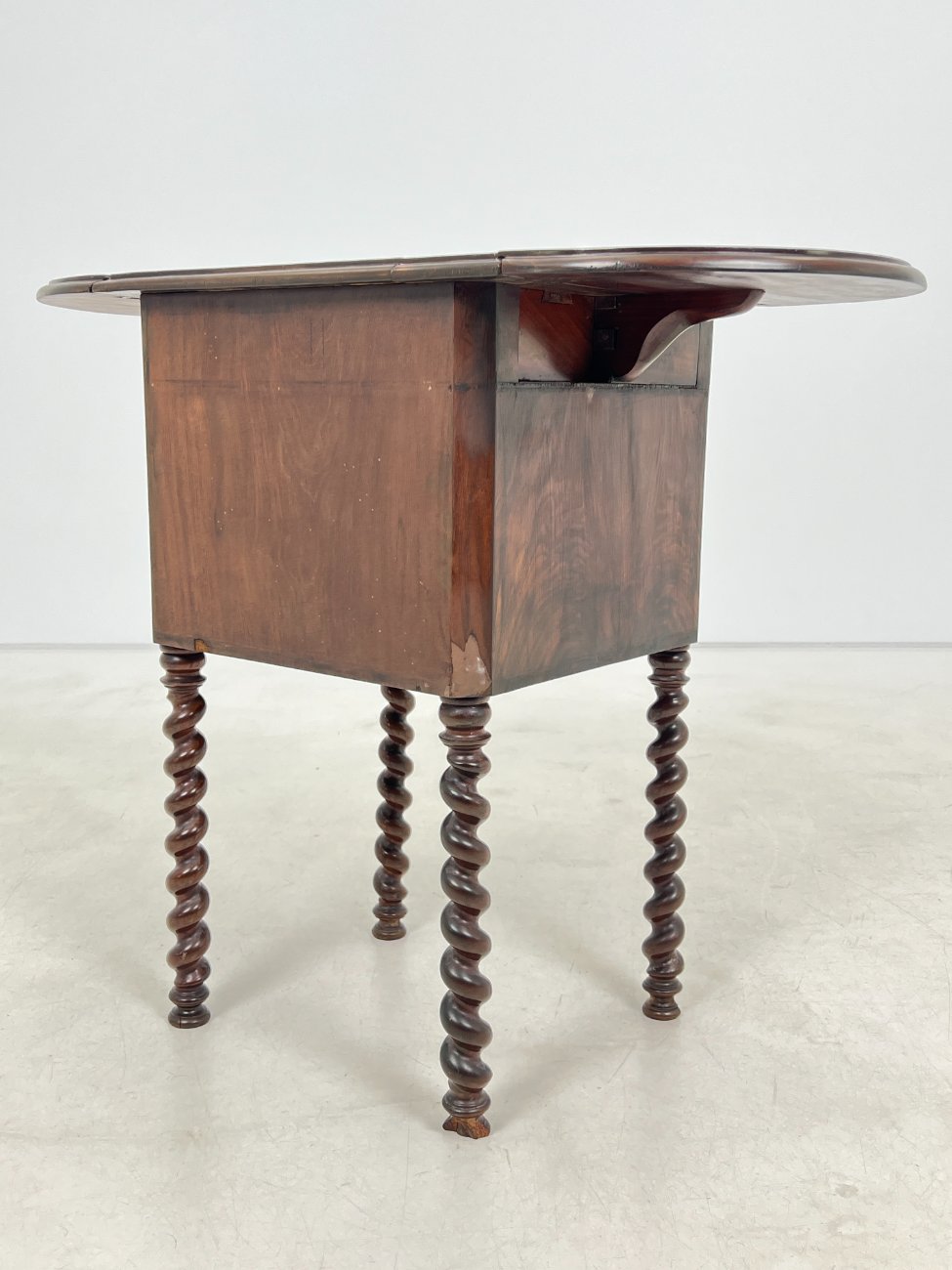 DN0187-spinteles-10 Raudonmedžio spintelė pakeliamais šonais 42×45(+2×23)x71,5 cm