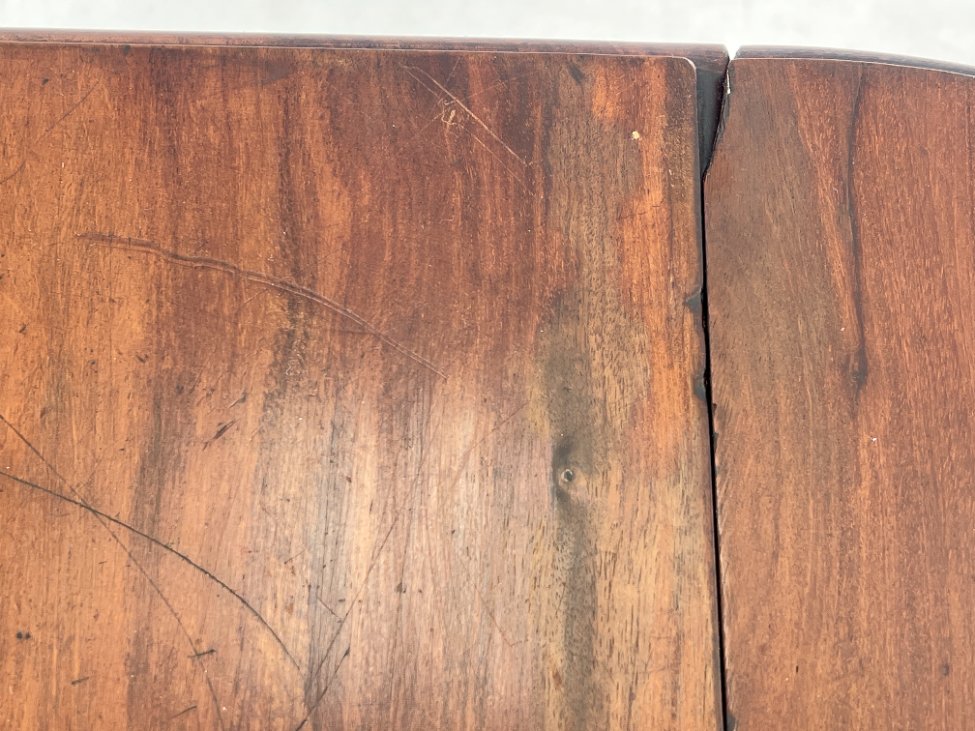 DN0187-spinteles-13 Raudonmedžio spintelė pakeliamais šonais 42×45(+2×23)x71,5 cm