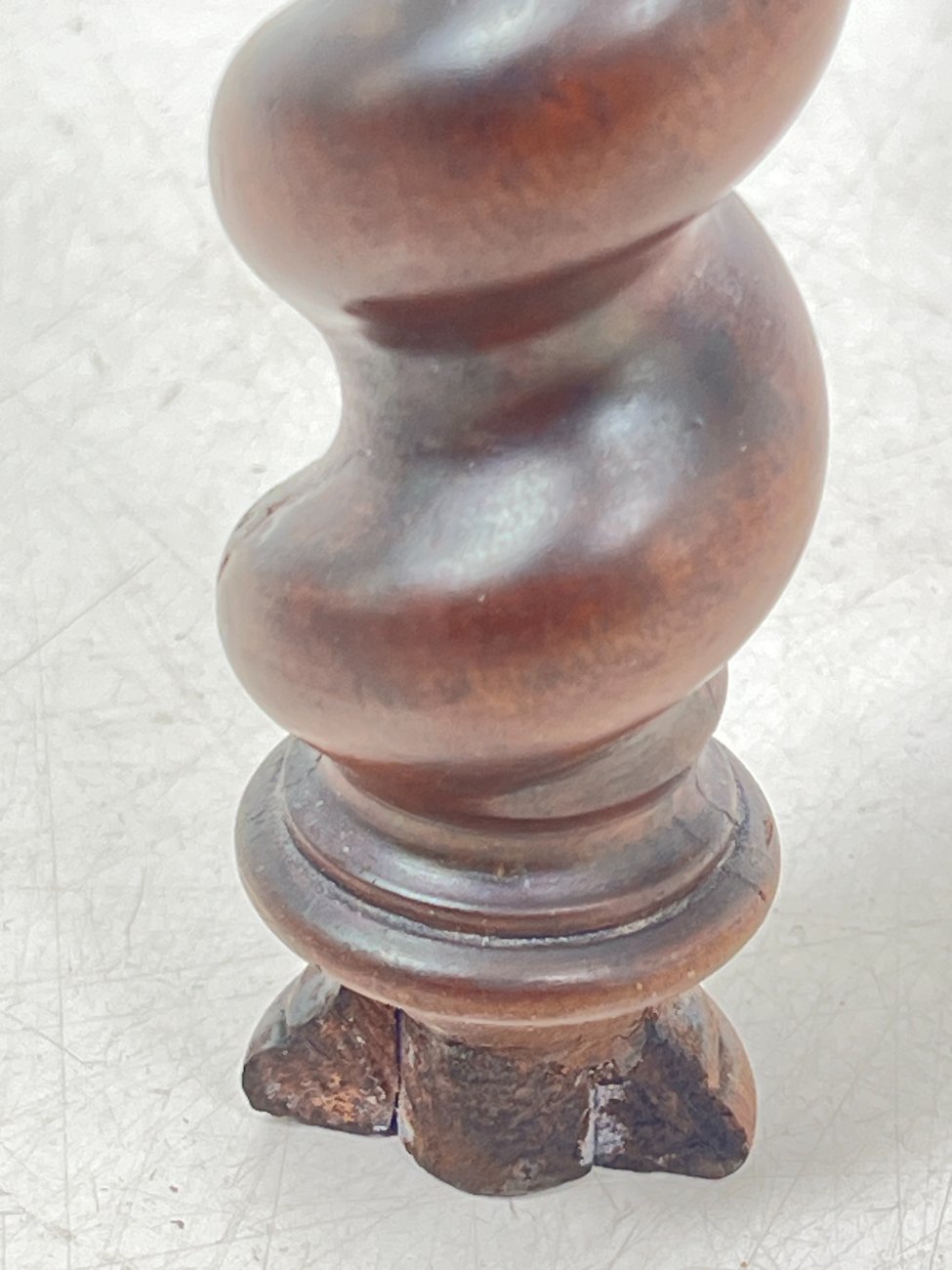 DN0187-spinteles-16 Raudonmedžio spintelė pakeliamais šonais 42×45(+2×23)x71,5 cm