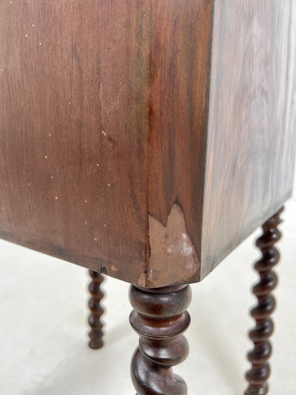 DN0187-spinteles-18 Raudonmedžio spintelė pakeliamais šonais 42×45(+2×23)x71,5 cm