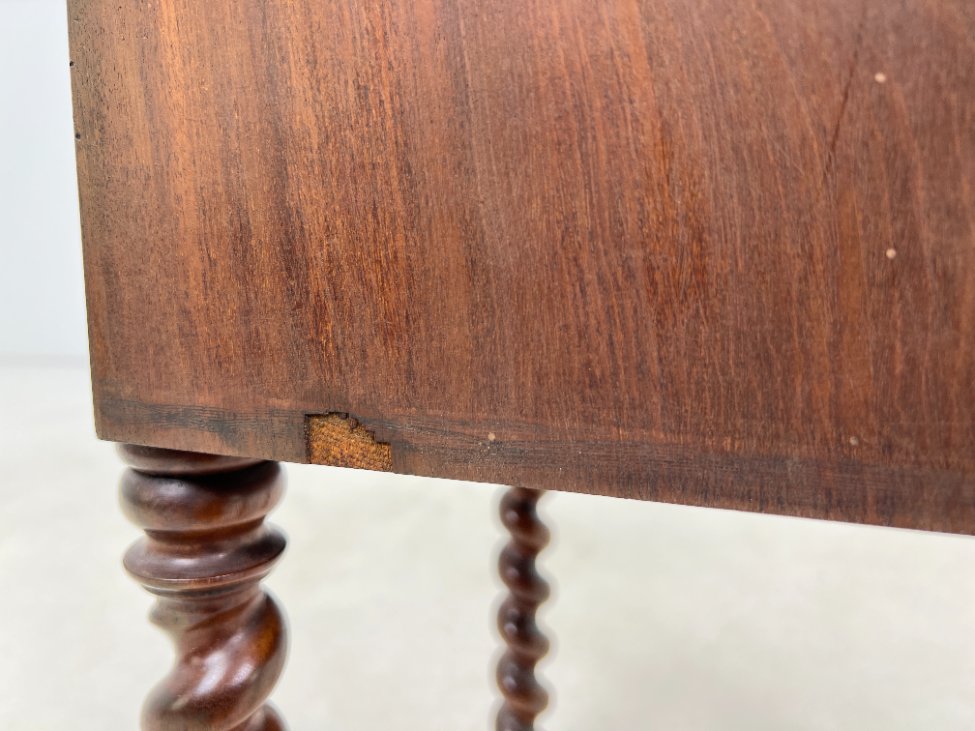 DN0187-spinteles-19 Raudonmedžio spintelė pakeliamais šonais 42×45(+2×23)x71,5 cm