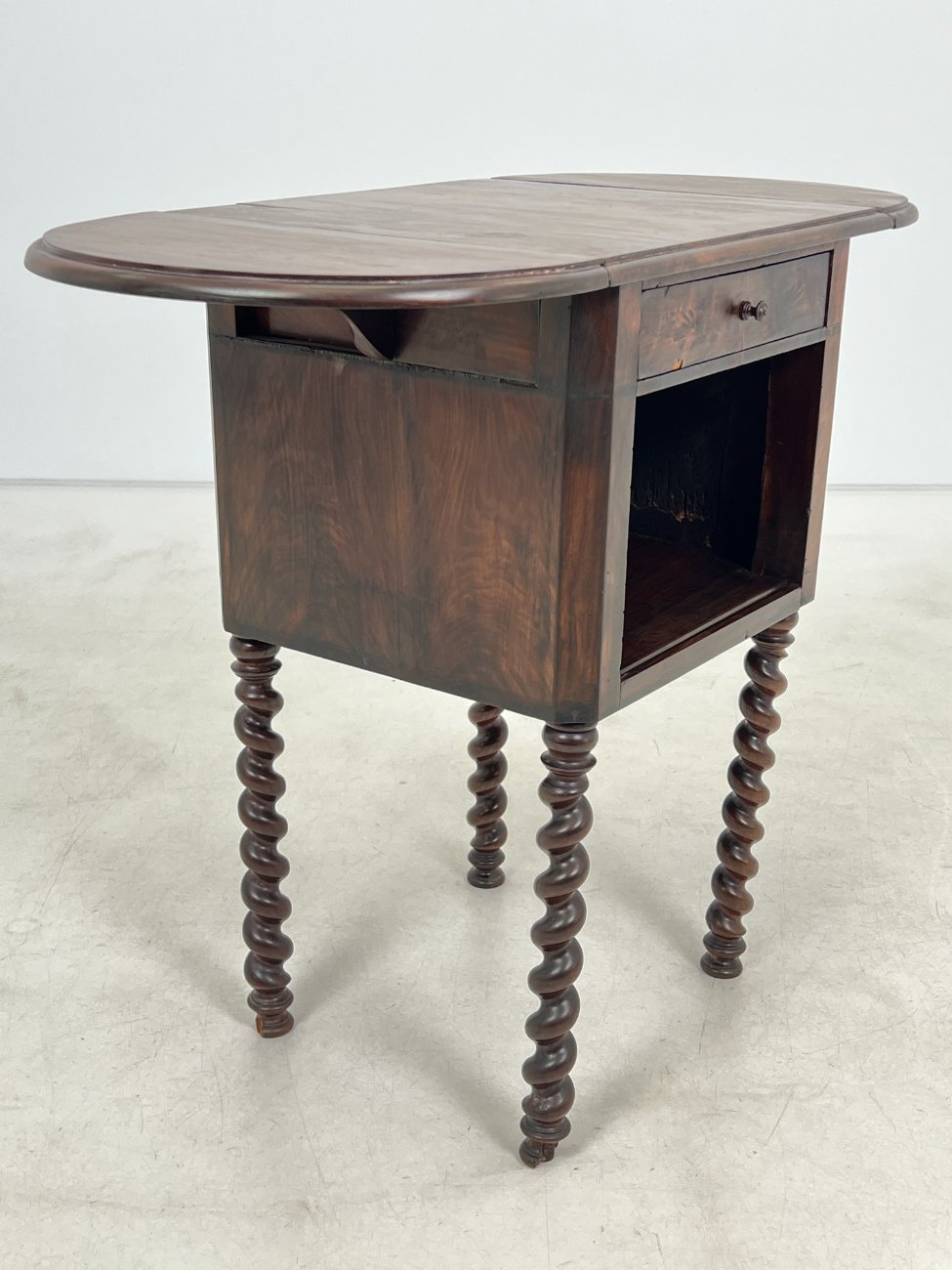 DN0187-spinteles-2 Raudonmedžio spintelė pakeliamais šonais 42×45(+2×23)x71,5 cm