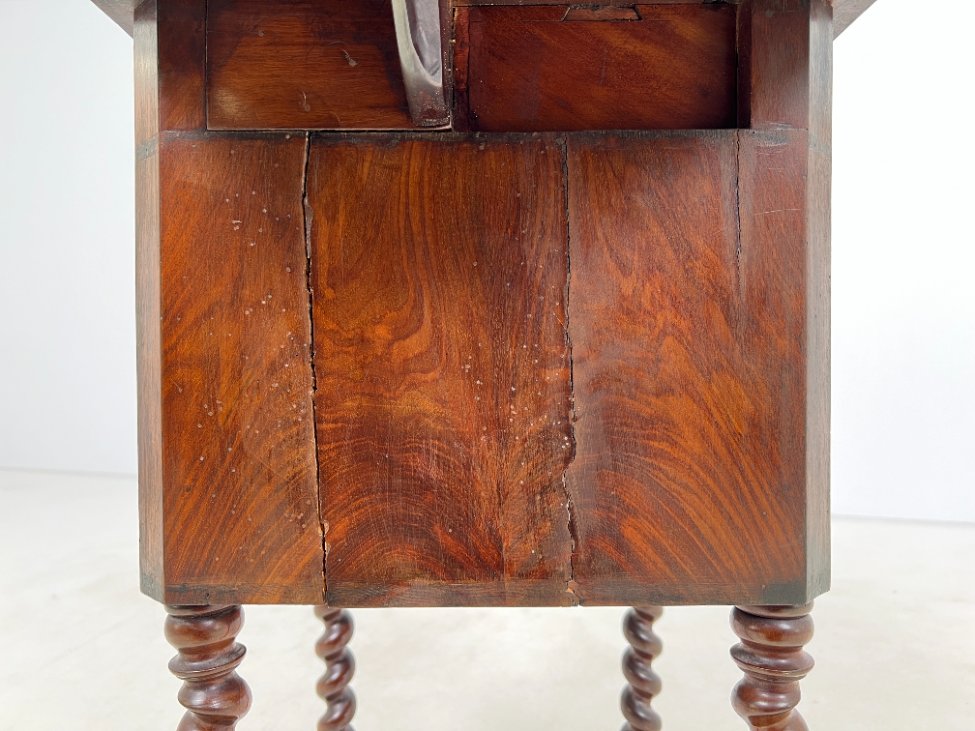 DN0187-spinteles-20 Raudonmedžio spintelė pakeliamais šonais 42×45(+2×23)x71,5 cm