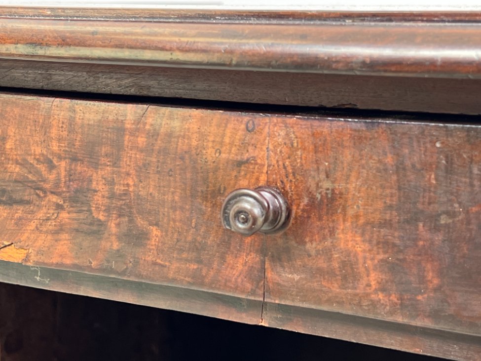 DN0187-spinteles-21 Raudonmedžio spintelė pakeliamais šonais 42×45(+2×23)x71,5 cm