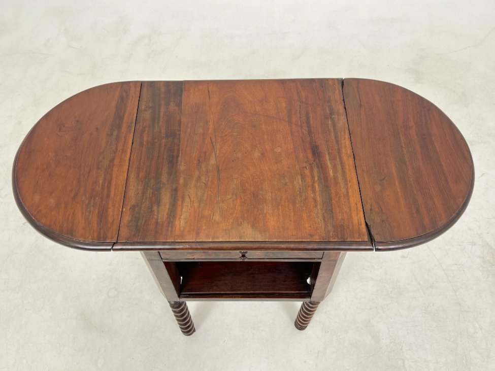 DN0187-spinteles-4 Raudonmedžio spintelė pakeliamais šonais 42×45(+2×23)x71,5 cm