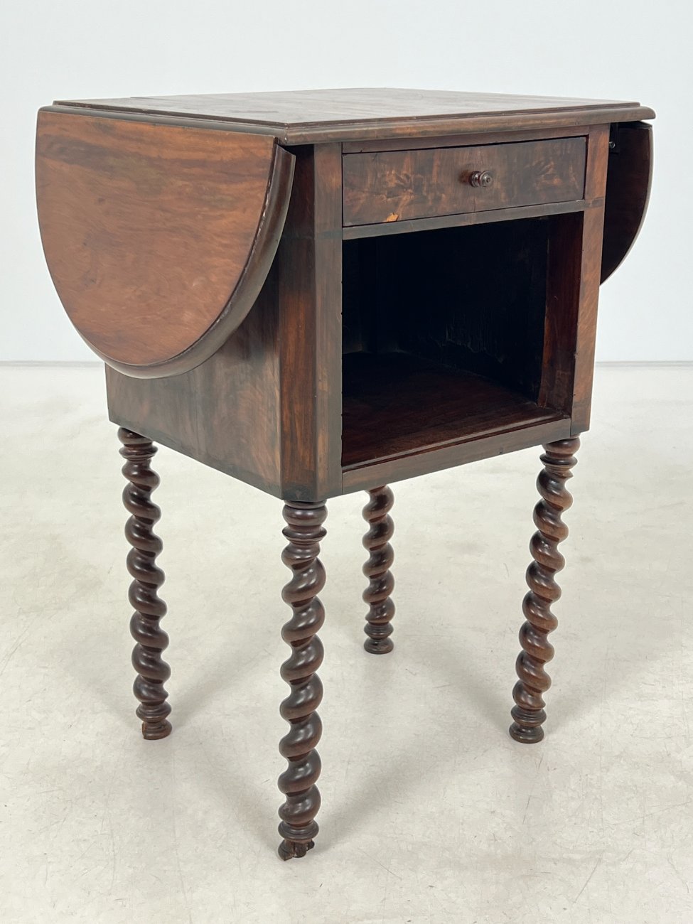 DN0187-spinteles-6 Raudonmedžio spintelė pakeliamais šonais 42×45(+2×23)x71,5 cm