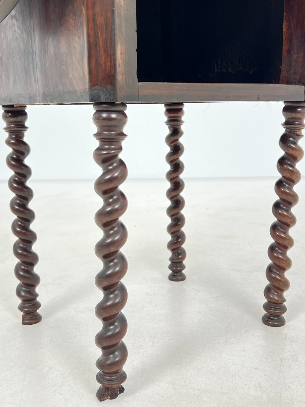 DN0187-spinteles-7 Raudonmedžio spintelė pakeliamais šonais 42×45(+2×23)x71,5 cm