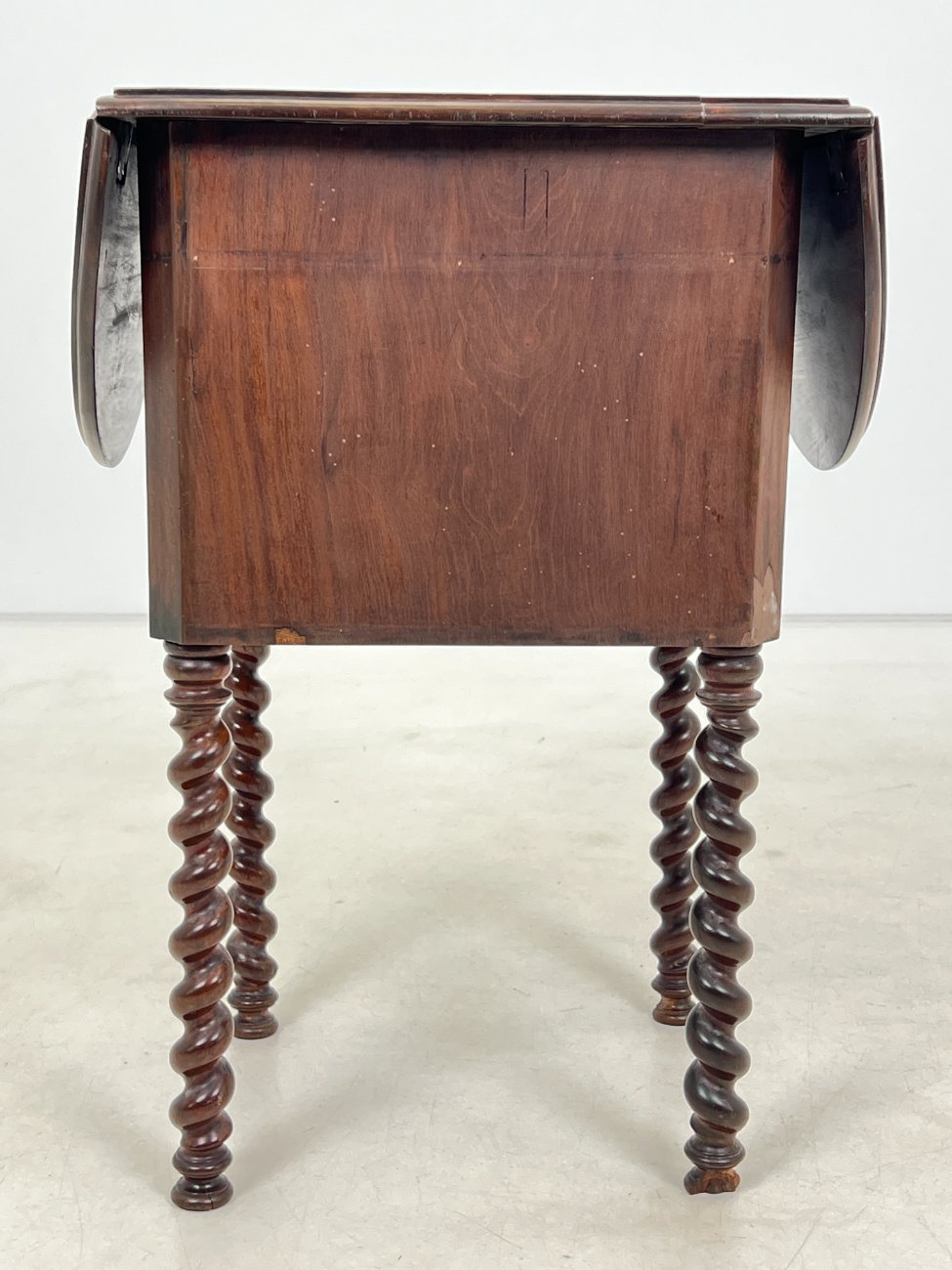 DN0187-spinteles-8 Raudonmedžio spintelė pakeliamais šonais 42×45(+2×23)x71,5 cm