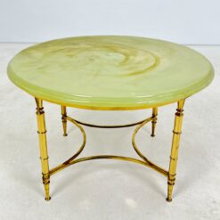 Apvalus žalvarinis staliukas su onikso imitacijos stalviršiumi 76x76x50 cm