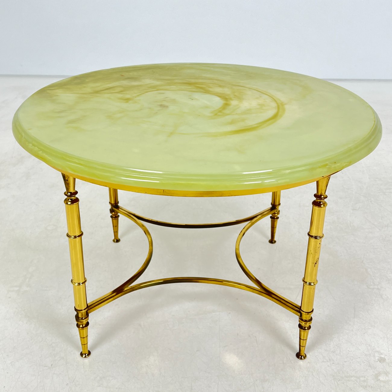 DN0189-stalai-0 Apvalus žalvarinis staliukas su onikso imitacijos stalviršiumi 76x76x50 cm