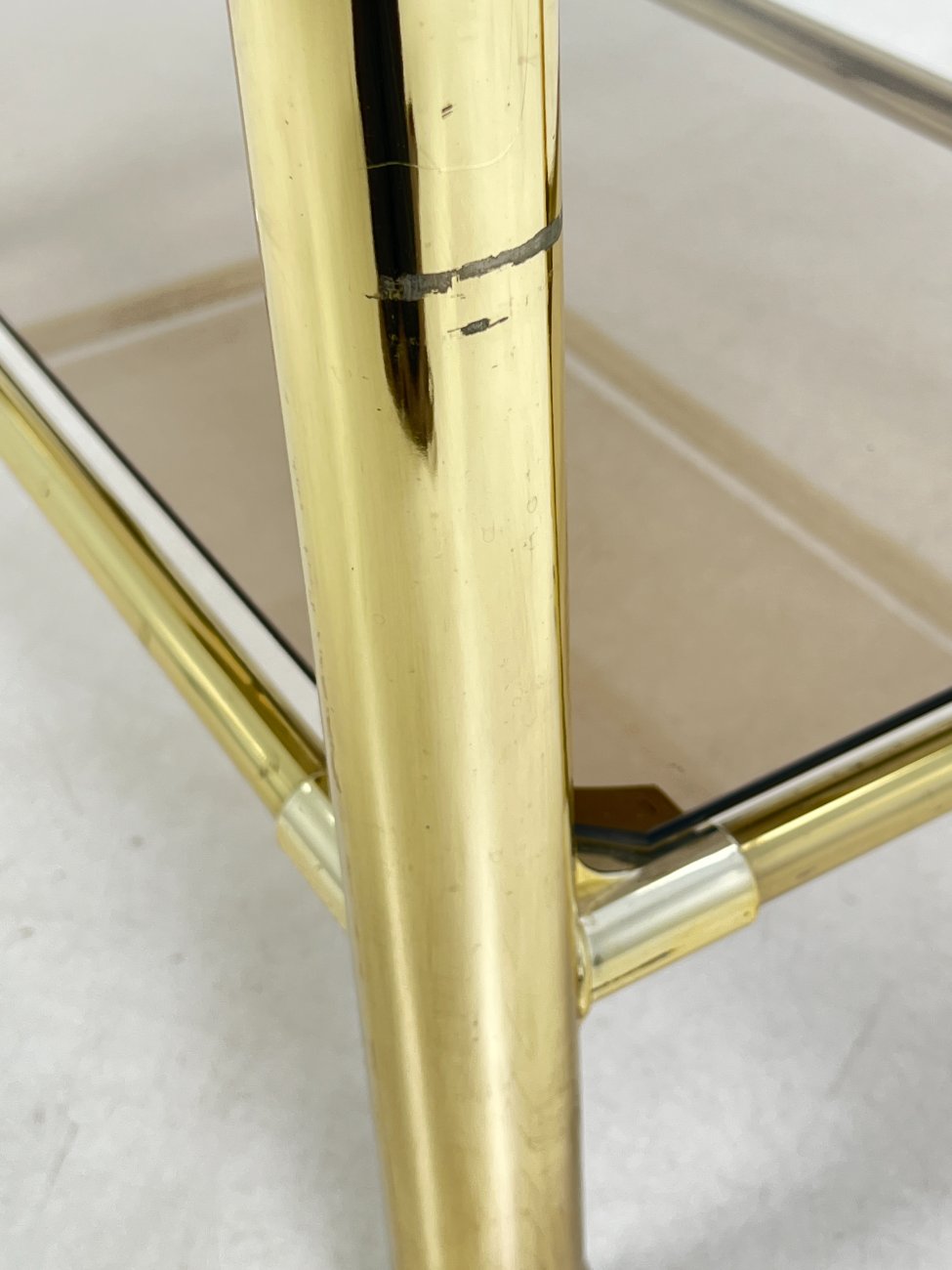 DN0190-lentynos-10 Metalinio rėmo lentyna su stiklo lentynomis ir ratukais 48x83x101 cm