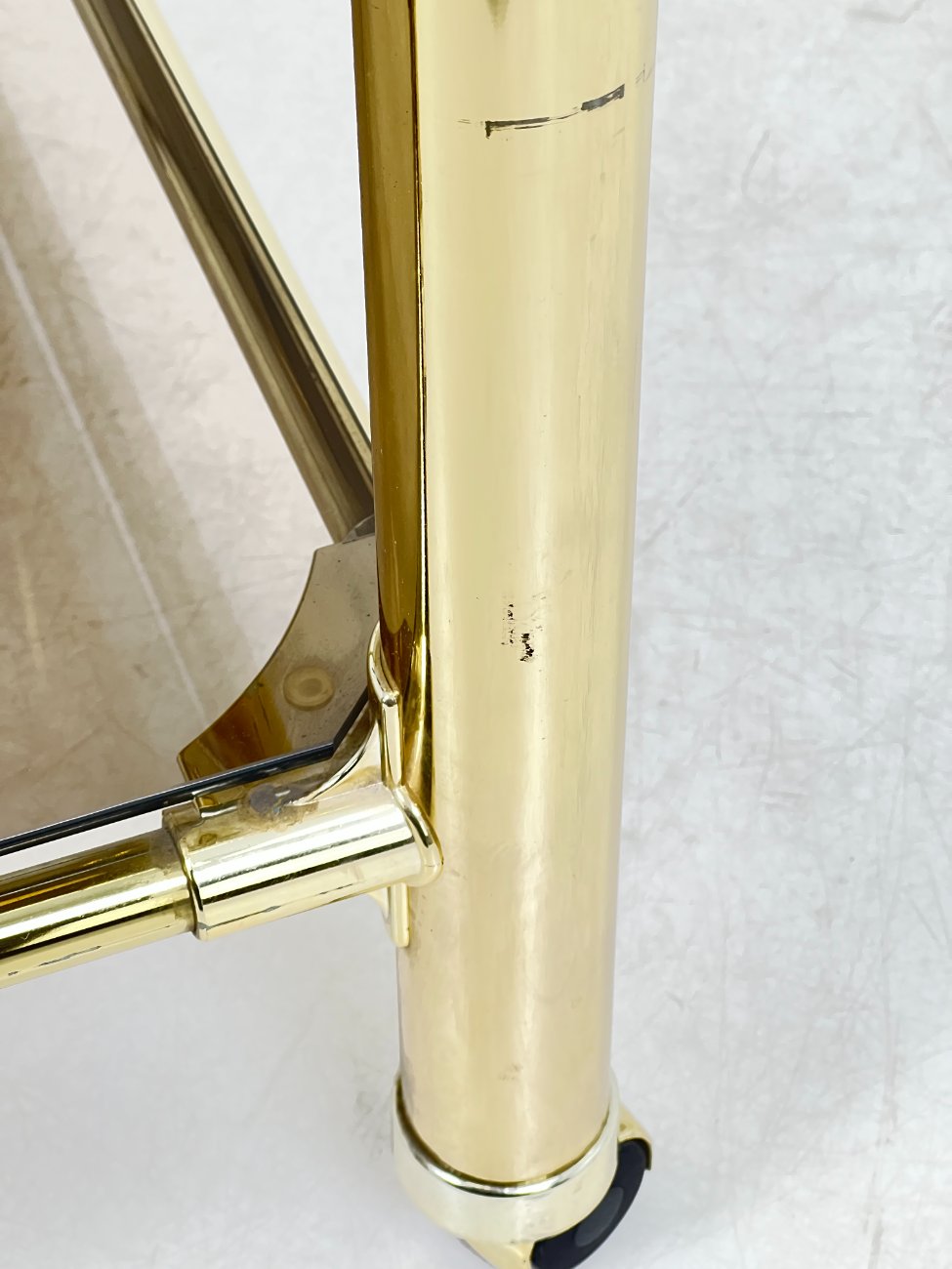 DN0190-lentynos-11 Metalinio rėmo lentyna su stiklo lentynomis ir ratukais 48x83x101 cm