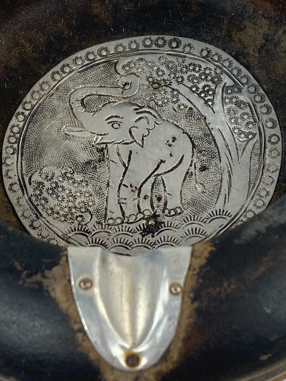 DN0191-kiti-indai-3 Medinė peleninė su metaliniais apkaustais ir dramblio atvaizdu 13x13x5,5 cm