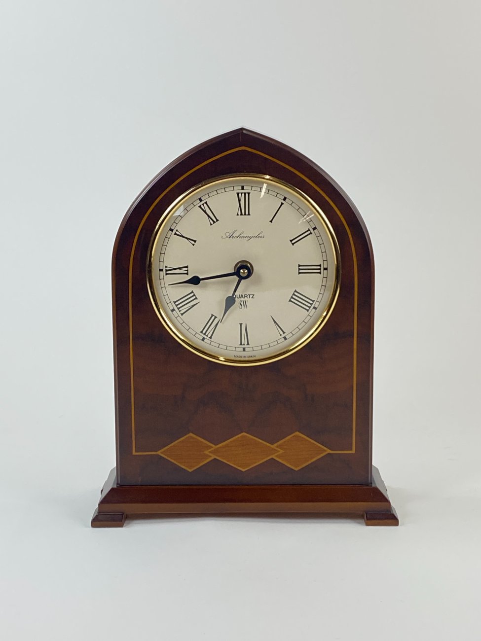 DN0192-pastatomi-laikrodziai-1 Stalinis elektroninis “Archangelus” laikrodis raudonmedžio rėme 10x26x33 cm