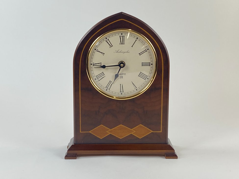 DN0192-pastatomi-laikrodziai-2 Stalinis elektroninis “Archangelus” laikrodis raudonmedžio rėme 10x26x33 cm