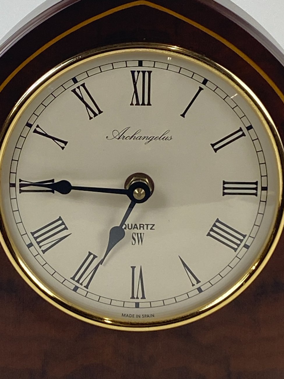 DN0192-pastatomi-laikrodziai-3 Stalinis elektroninis “Archangelus” laikrodis raudonmedžio rėme 10x26x33 cm