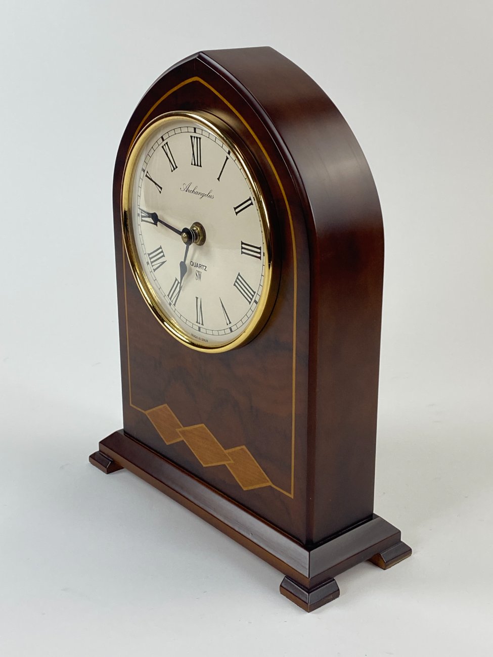 DN0192-pastatomi-laikrodziai-5 Stalinis elektroninis “Archangelus” laikrodis raudonmedžio rėme 10x26x33 cm