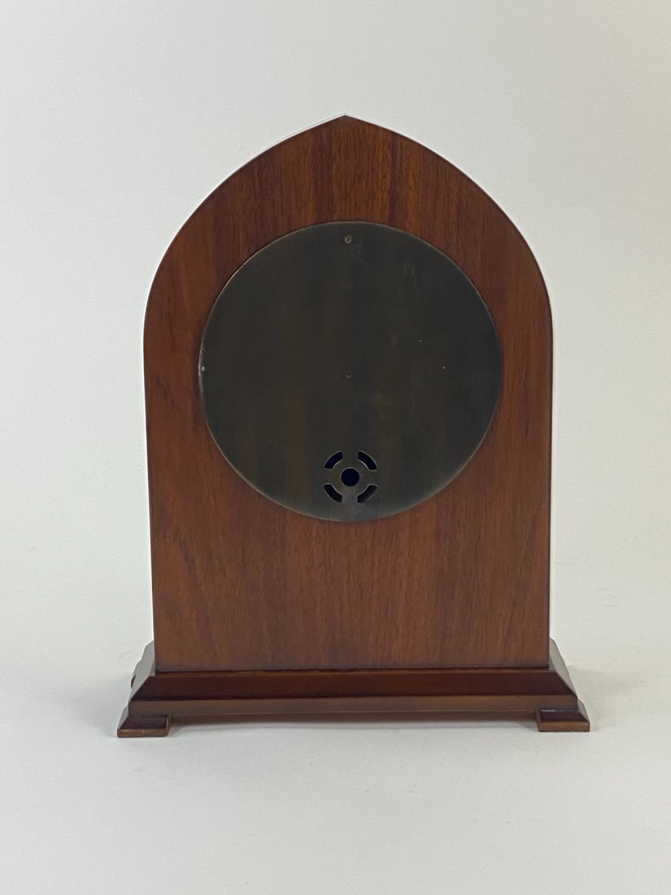 DN0192-pastatomi-laikrodziai-6 Stalinis elektroninis “Archangelus” laikrodis raudonmedžio rėme 10x26x33 cm