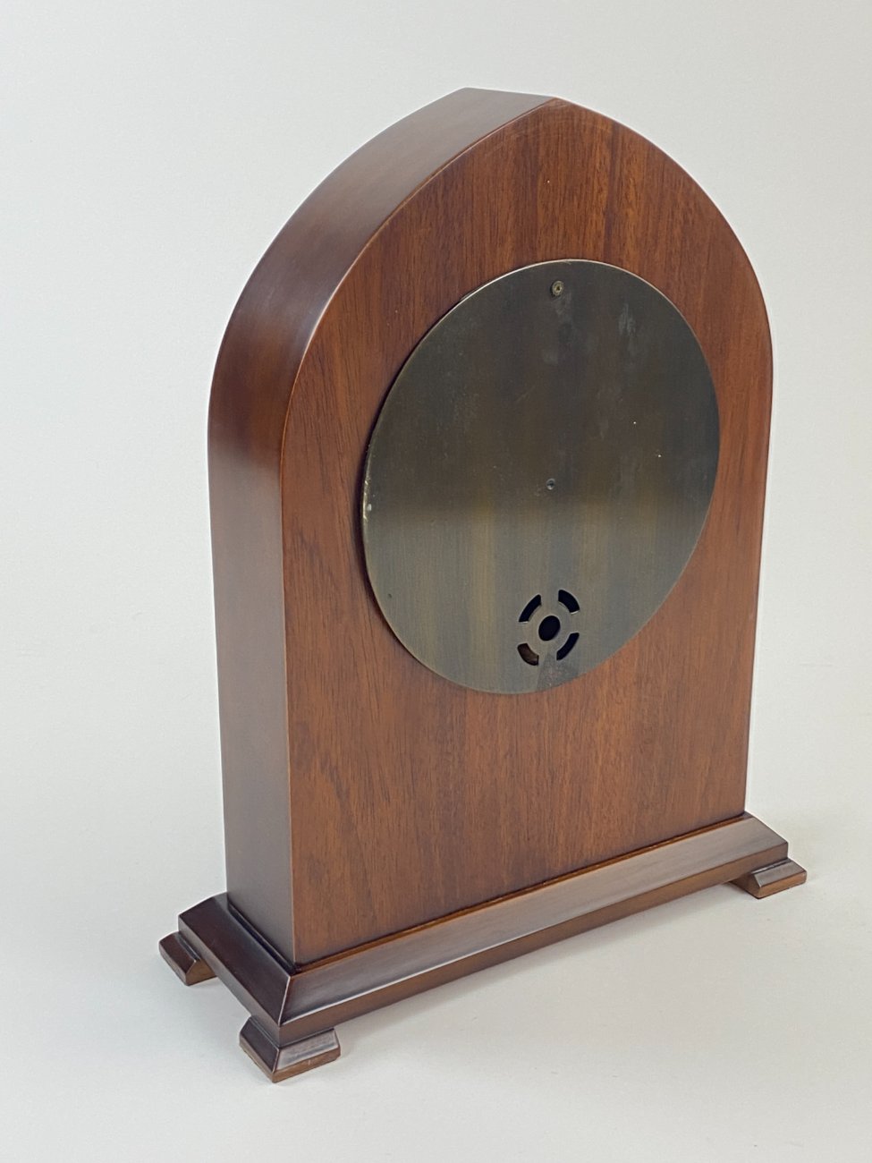 DN0192-pastatomi-laikrodziai-7 Stalinis elektroninis “Archangelus” laikrodis raudonmedžio rėme 10x26x33 cm