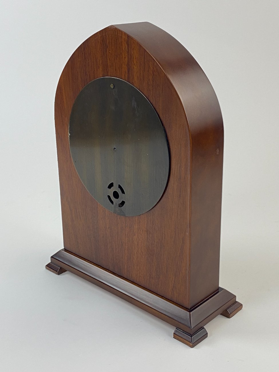 DN0192-pastatomi-laikrodziai-8 Stalinis elektroninis “Archangelus” laikrodis raudonmedžio rėme 10x26x33 cm