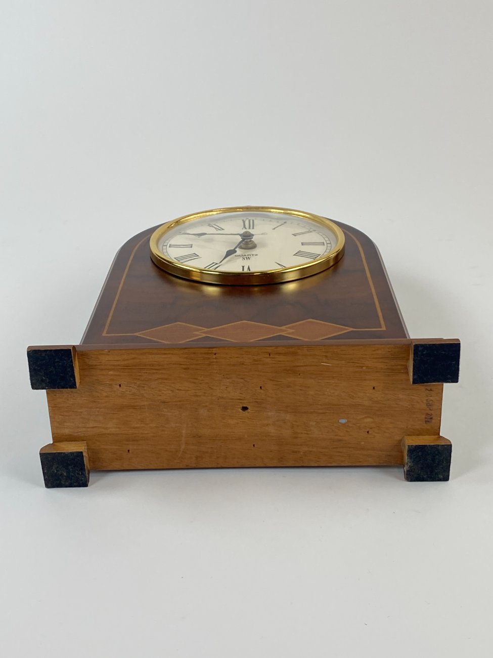 DN0192-pastatomi-laikrodziai-9 Stalinis elektroninis “Archangelus” laikrodis raudonmedžio rėme 10x26x33 cm