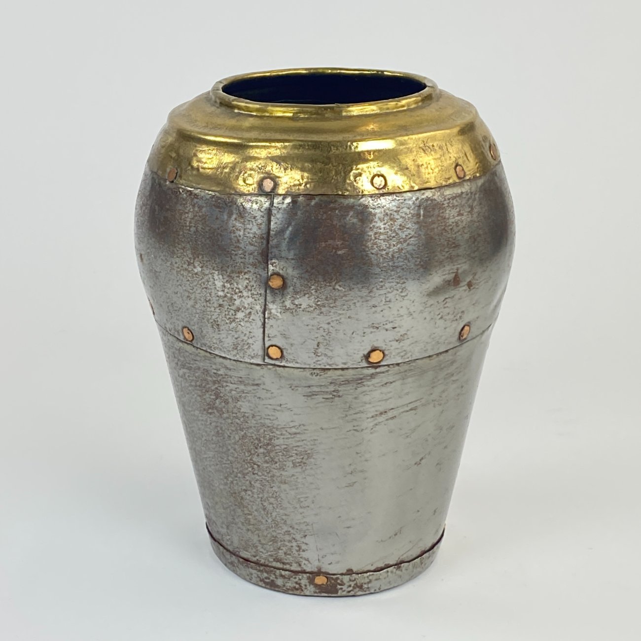 DN0195-vazonai-ir-vazos-0 Dekoratyvinė vaza iš metalo ir žalvario su vario varžtais 16x16x23,5 cm