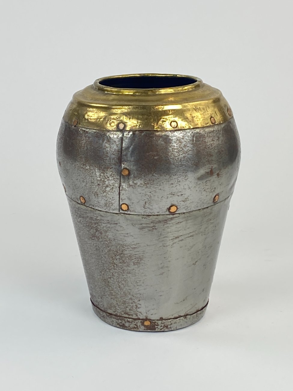 DN0195-vazonai-ir-vazos-1 Dekoratyvinė vaza iš metalo ir žalvario su vario varžtais 16x16x23,5 cm