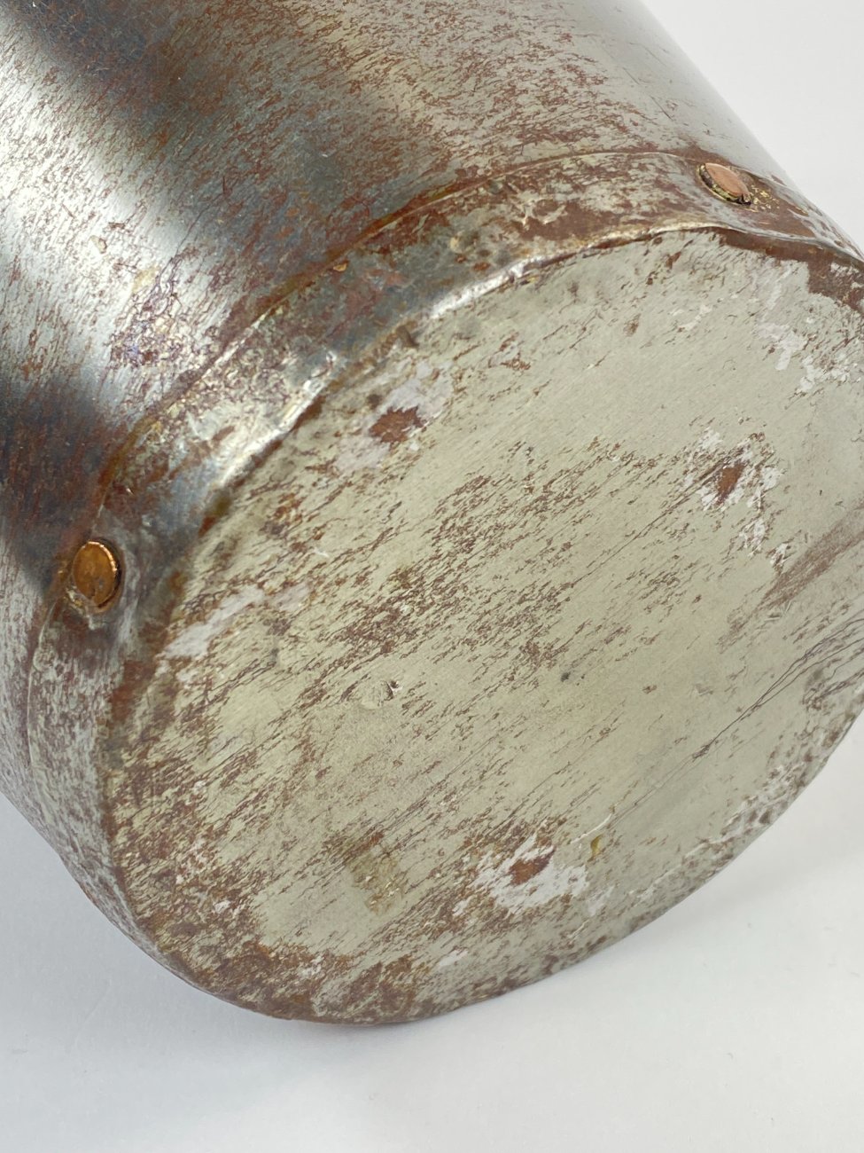 DN0195-vazonai-ir-vazos-10 Dekoratyvinė vaza iš metalo ir žalvario su vario varžtais 16x16x23,5 cm