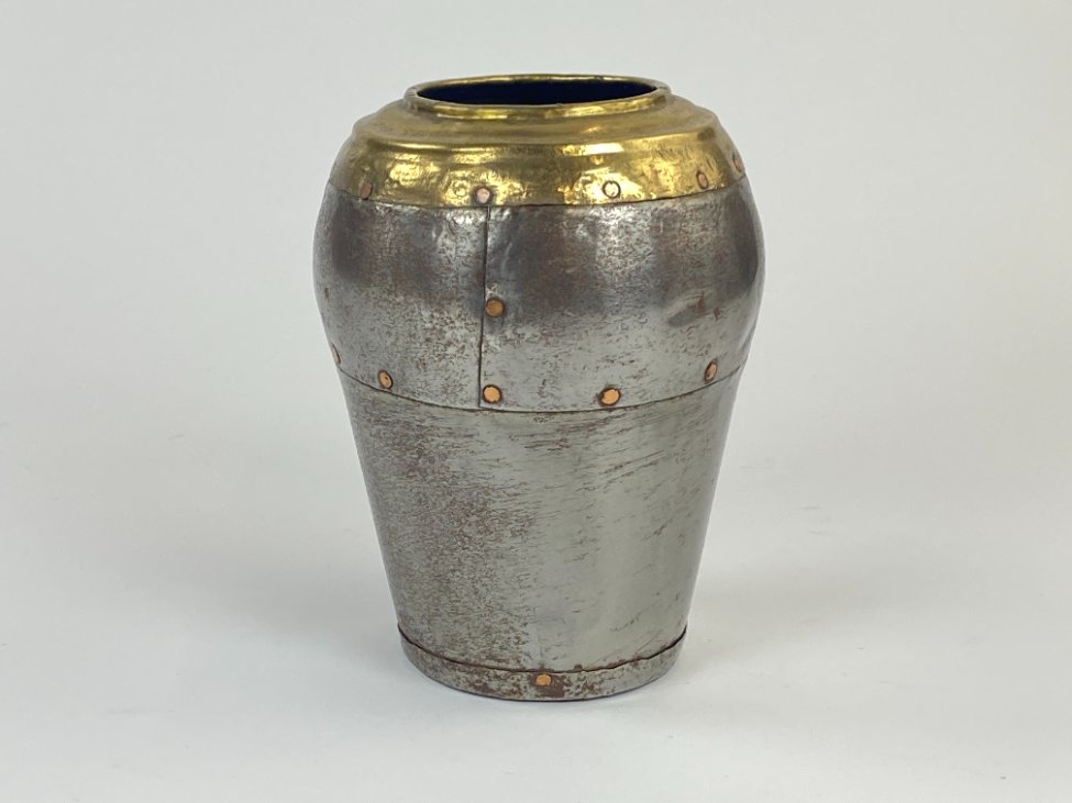 DN0195-vazonai-ir-vazos-2 Dekoratyvinė vaza iš metalo ir žalvario su vario varžtais 16x16x23,5 cm