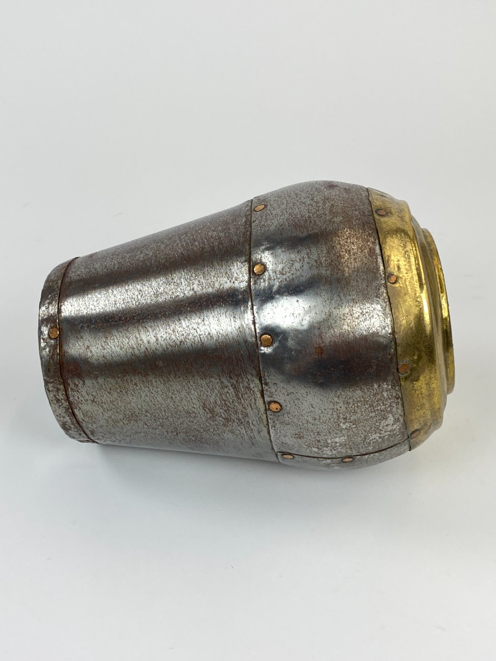 DN0195-vazonai-ir-vazos-3 Dekoratyvinė vaza iš metalo ir žalvario su vario varžtais 16x16x23,5 cm