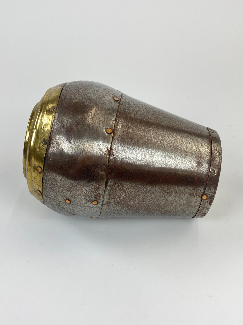 DN0195-vazonai-ir-vazos-4 Dekoratyvinė vaza iš metalo ir žalvario su vario varžtais 16x16x23,5 cm