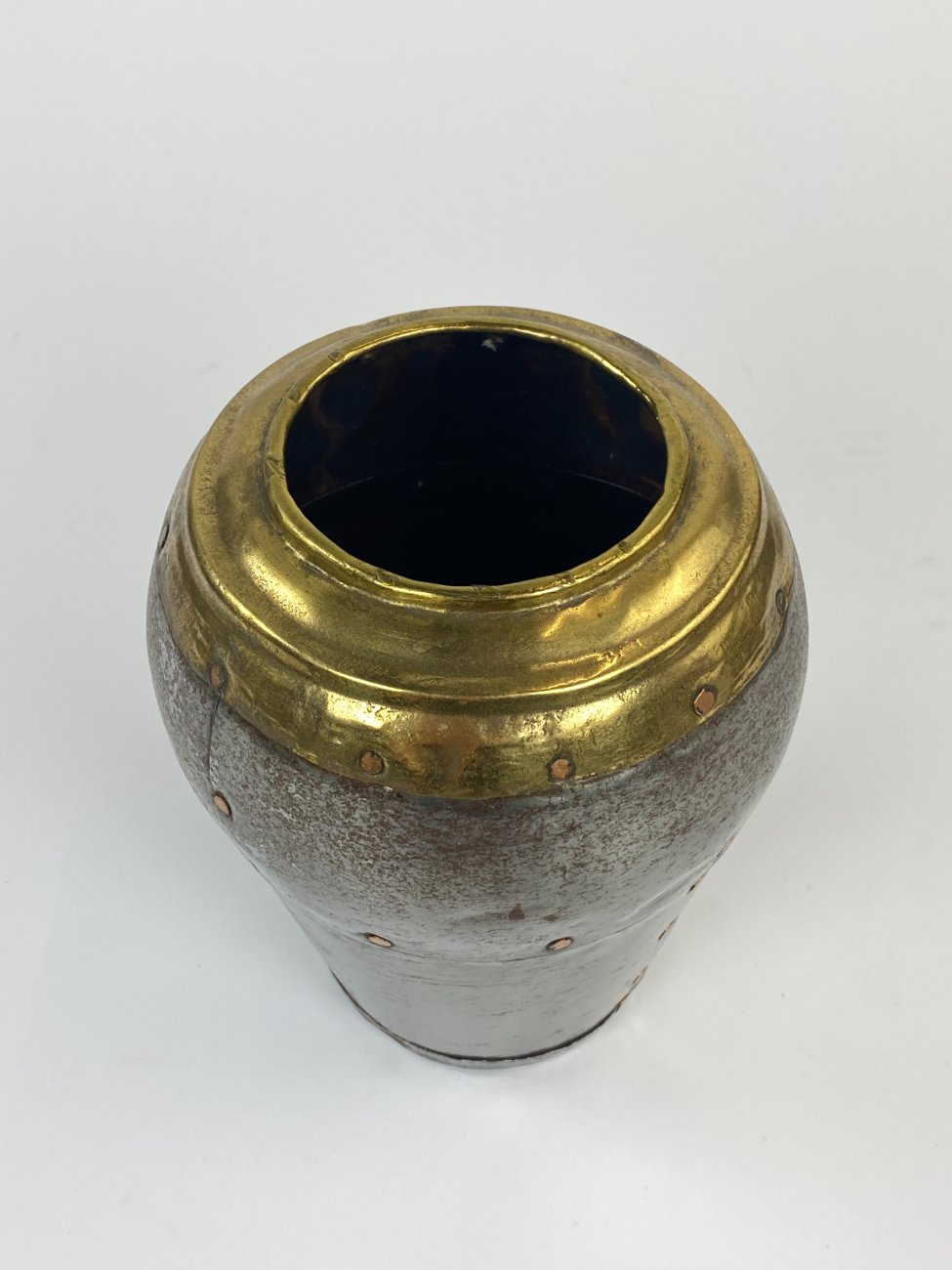 DN0195-vazonai-ir-vazos-5 Dekoratyvinė vaza iš metalo ir žalvario su vario varžtais 16x16x23,5 cm