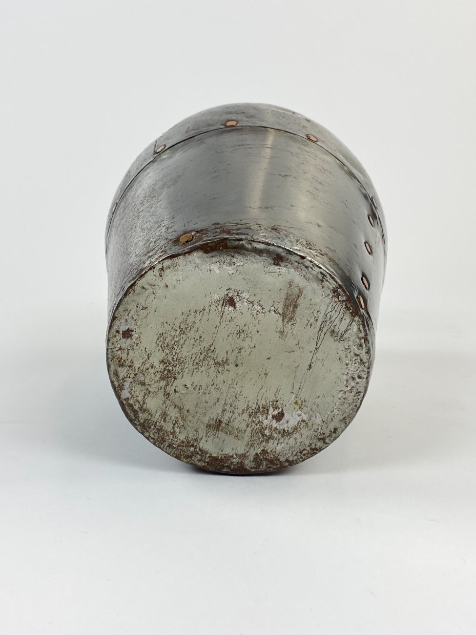 DN0195-vazonai-ir-vazos-6 Dekoratyvinė vaza iš metalo ir žalvario su vario varžtais 16x16x23,5 cm