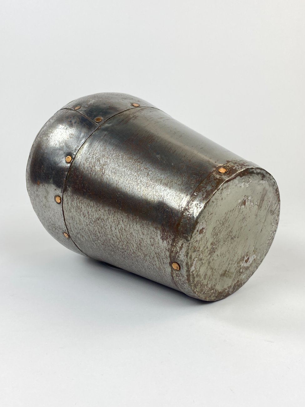 DN0195-vazonai-ir-vazos-7 Dekoratyvinė vaza iš metalo ir žalvario su vario varžtais 16x16x23,5 cm