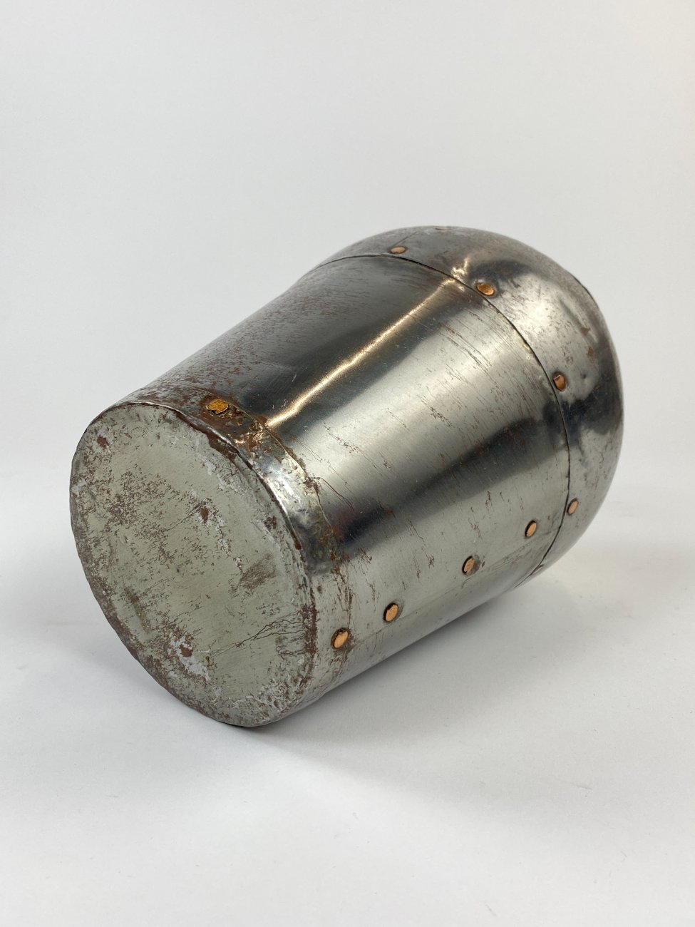 DN0195-vazonai-ir-vazos-8 Dekoratyvinė vaza iš metalo ir žalvario su vario varžtais 16x16x23,5 cm