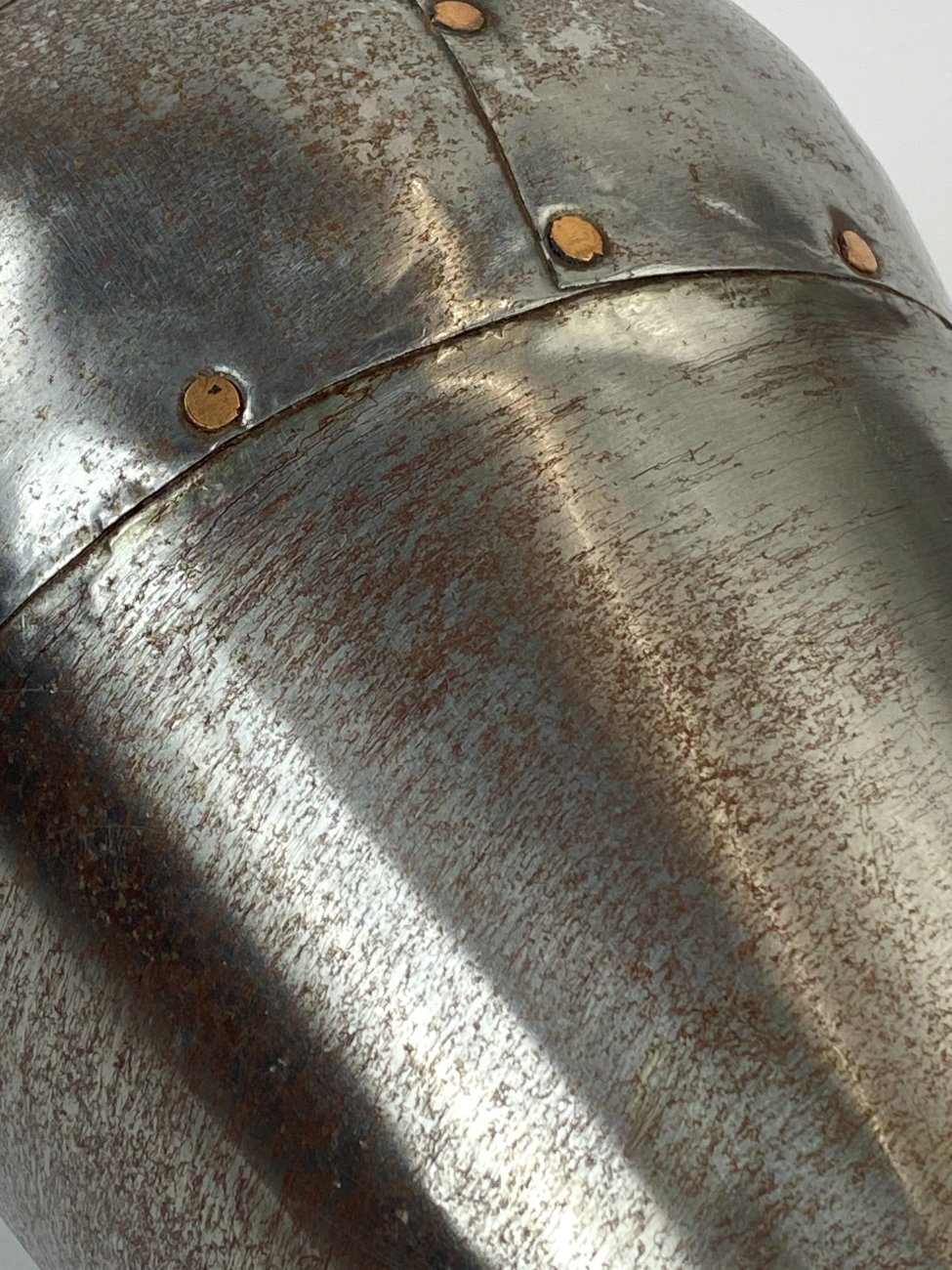 DN0195-vazonai-ir-vazos-9 Dekoratyvinė vaza iš metalo ir žalvario su vario varžtais 16x16x23,5 cm