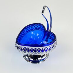 Mėlyno stiklo širdies formos indas metaliniame stove su rankena 12x12x16 cm