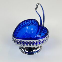 Mėlyno stiklo širdies formos indas metaliniame stove su rankena 12x12x16 cm