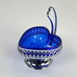 Mėlyno stiklo širdies formos indas metaliniame stove su rankena 12x12x16 cm